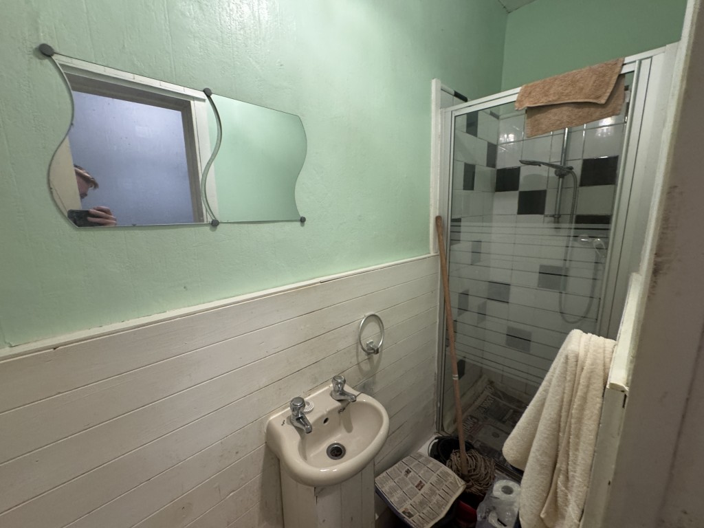 Lot: 93 - GROUND FLOOR FLAT FOR IMPROVEMENT - Shower room